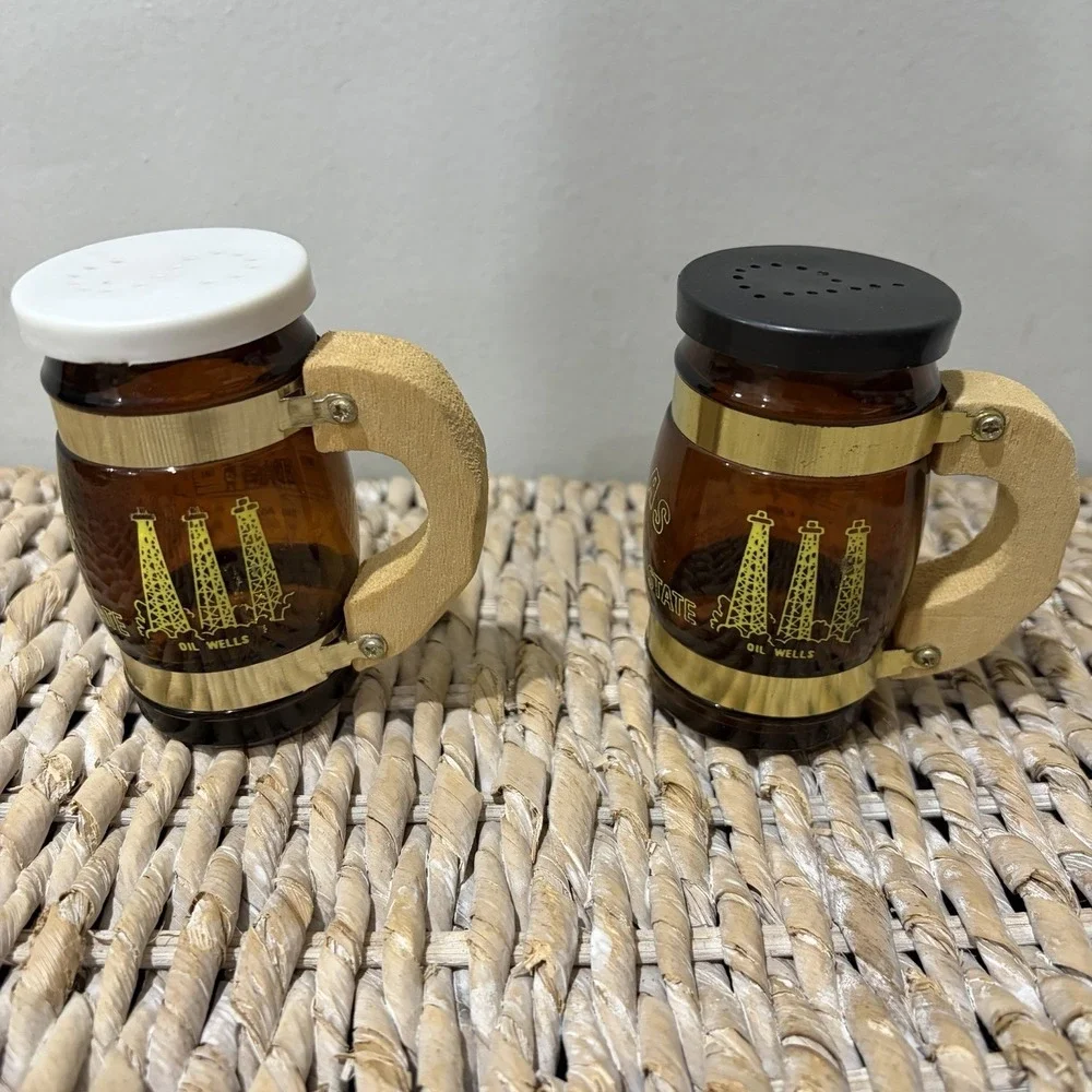 Vintage Salt Pepper Shakers TEXAS Barrell Glass Wooden Handles Lone Star State‎